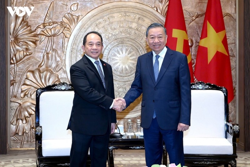 Party General Secretary and State President To Lam (R) and Philippine National Security Adviser Eduardo SL Oban Jr. during their meeting in Hanoi on August 20