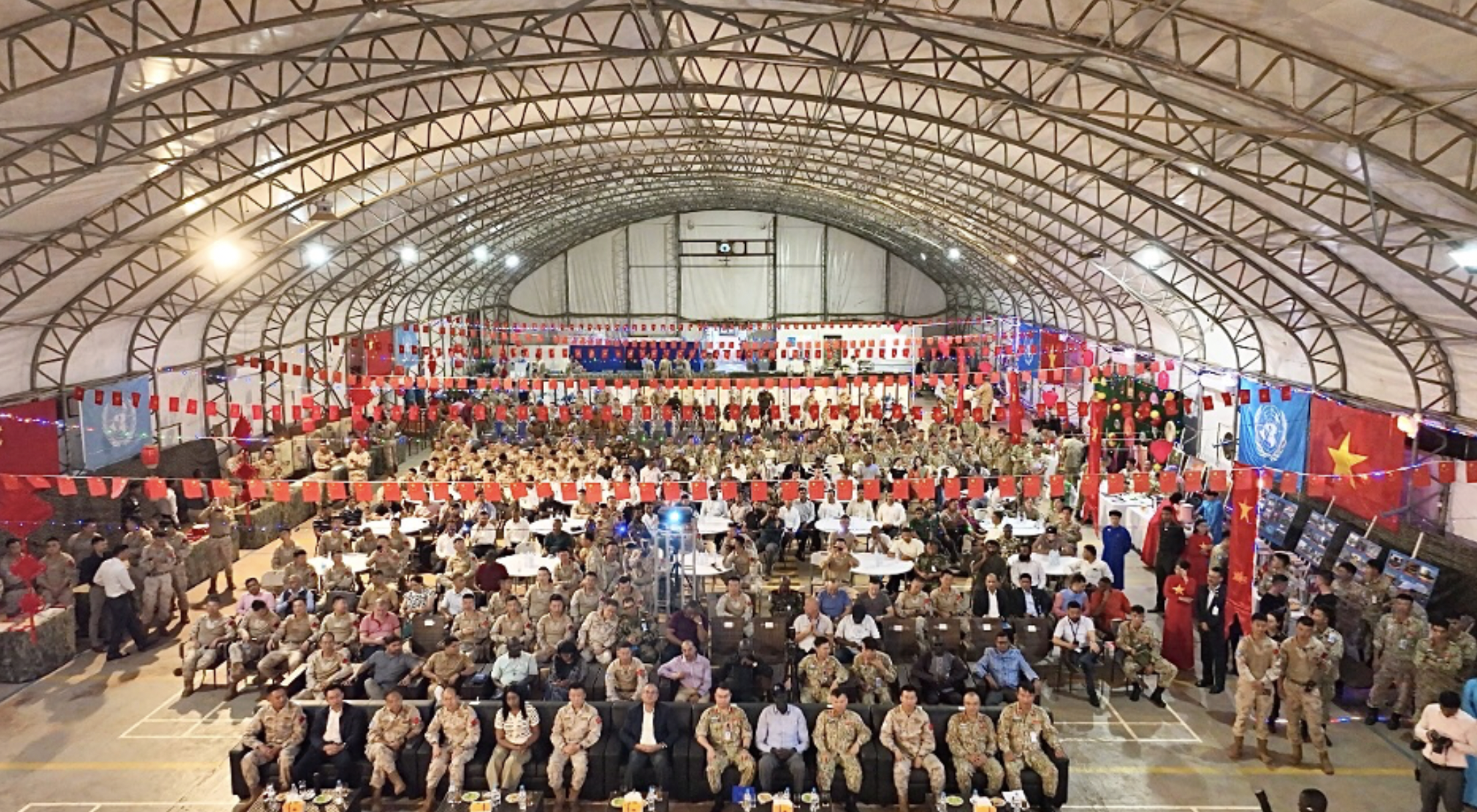 2026年8月4日至18日，越南第四工兵队与中国维和部队在联合国阿卜耶伊临时安全部队（联阿安全部队/UNISFA）联合举办乒乓球、羽毛球、拔河、象棋、文艺、武术及美食等丰富多彩的文化体育交流活动，在当地恶劣气候条件下营造了热烈融洽的氛围，有效增进了两国官兵的互信与紧密联系。  8月18日晚举办的文化艺术与美食交流晚会成为系列活动的亮点，共吸引约700人参加。联阿安全部队代理特派团团长兼部队司令加内什·库马尔·什雷斯塔中将、阿卜耶伊特别行政区行政长官查尔斯·东戈尔·约克先生、各单位领导以及当地民众和学生出席。加内什·库马尔·什雷斯塔中将在致辞中高度评价两国维和部队的交流合作，指出国家与文化的差异并非隔阂，反而成为各方在共同和平使命中紧密相连的纽带。晚会上，两国官兵呈献了精彩的文艺与武术表演。越南传统竹竿舞吸引了阿卜耶伊学生及国际维和人员的热情参与，现场气氛温馨活跃。文化展示区呈现了越南传统服饰、介绍胡志明主席和武元甲大将的书籍以及中国特色文化展品；美食区则推出了越南河粉、面包、咖啡与中国传统佳肴。越南第四工兵队队长郑文强中校表示，此次活动深化了维和部队与当地政府及民众的团结友情，展现了越南人民军热爱和平、主动合作的良好形象。