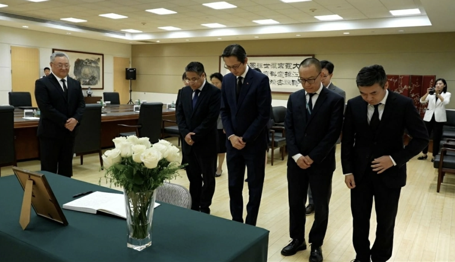 8月18日，越南驻联合国常驻代表杜雄越大使率领越南常驻联合国代表团前往美国纽约，吊唁中国共产党中央政治局常委、国务院原总理朱镕基同志逝世并在吊唁簿上题词。  杜雄越大使表示，朱镕基同志是中国党、国家和人民的优秀领导人，为中国改革开放、融入国际经济及国家发展事业作出了重要贡献。在越中关系方面，朱镕基同志倾注了大量心血与关怀，积极推动两国邻里友好与全面合作关系发展。越南党、国家和人民始终珍视并高度评价朱镕基同志对两党、两国及两国人民关系所作出的重要贡献。  在与中国驻联合国常驻代表傅聪大使交流时，杜雄越大使向中国党、国家、人民及朱镕基同志家属致以深切慰问，并强调越南始终重视巩固和推动越中全面战略合作伙伴关系持续健康稳定发展。傅聪大使对杜雄越大使一行前来的吊唁与诚挚慰问表示衷心感谢。