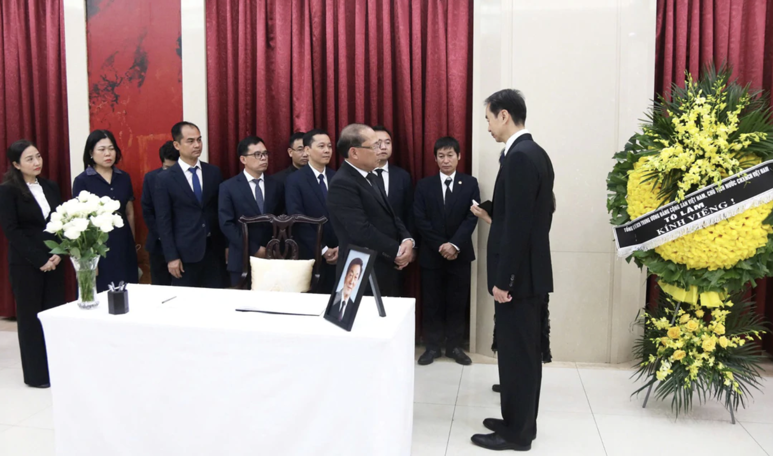 8月18日，越南祖国阵线中央委员会副主席黄公始率领越南祖国阵线中央委员会代表团前往中国驻越南大使馆，深切吊唁中国国务院前总理朱镕基逝世并在吊唁簿上题词。 黄公始副主席及代表团全体成员对朱镕基同志的逝世表示沉痛哀悼。黄公始同志在题词中强调，朱镕基同志是中国党和国家的杰出领导人，为中国改革开放和发展事业，以及推动越中两党两国邻邻友好与全面合作关系作出了巨大贡献。 越南祖国阵线中央委员会始终珍视包括朱镕基同志在内的中国历代领导人对双边关系发展给予的深厚情谊与宝贵支持，特别是为越南祖国阵线与中国全国政协之间的友好交流与合作奠定了坚实基础。两大组织间的紧密合作，始终为巩固坚实的社会民意基础、紧密团结纽带以及增进两国人民之间的相互了解作出了重要贡献。