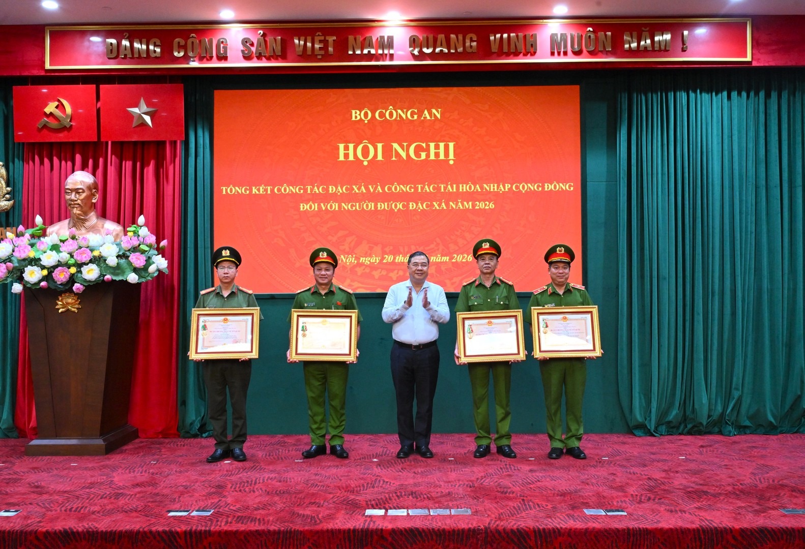 Phó Thủ tướng Thường trực Chính phủ Phạm Gia Túc trao Huân chương Bảo vệ Tổ quốc hạng Nhất, Nhì, Ba tặng 01 tập thể và 03 cá nhân có thành tích xuất sắc trong CTĐX năm 2026. Phó Thủ tướng Thường trực Chính phủ Phạm Gia Túc trao Huân chương Bảo vệ Tổ quốc hạng Nhất, Nhì, Ba tặng 01 tập thể và 03 cá nhân có thành tích xuất sắc trong CTĐX năm 2026.