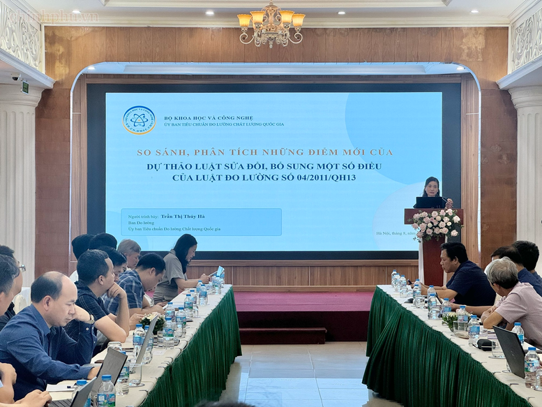 លោកស្រី Tran Thi Thuy Ha គណៈកម្មាធិការវាស់វែង នៃគណៈកម្មាធិការស្តង់ដារ វាស់វែង និងគុណភាពជាតិ វិភាគអំពីចំណុចថ្មីៗនៃសេចក្តីព្រាងច្បាប់។ លោកស្រី Tran Thi Thuy Ha គណៈកម្មាធិការវាស់វែង នៃគណៈកម្មាធិការស្តង់ដារ វាស់វែង និងគុណភាពជាតិ វិភាគអំពីចំណុចថ្មីៗនៃសេចក្តីព្រាងច្បាប់។