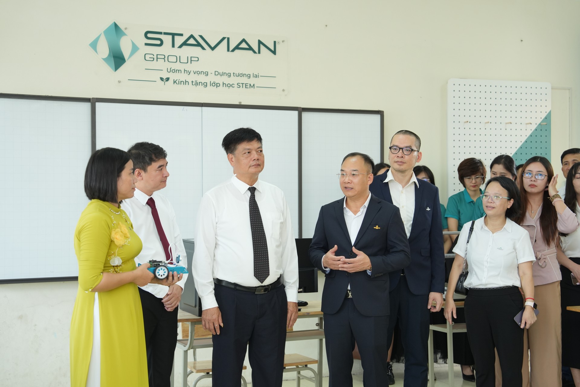 Stavian Group Launches CSR Project 'Nurturing Hope - Building Future', Donates STEM Classroom and Medical Equipment in Bac Ninh