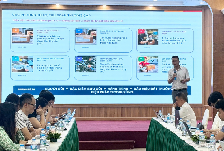 លោក Le Van Chung នាយកដ្ឋានប្រៃសណីយ៍ ក្រសួងវិទ្យាសាស្ត្រ និងបច្ចេកវិទ្យា ផ្លាស់ប្តូរយោបល់អំពីការងារធានាសុវត្ថិភាព និងសន្តិសុខក្នុងសកម្មភាពប្រៃសណីយ៍។