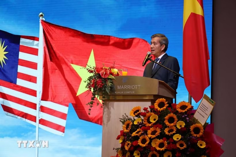 Đại sứ Đinh Ngọc Linh phát biểu tại buổi Lễ. 