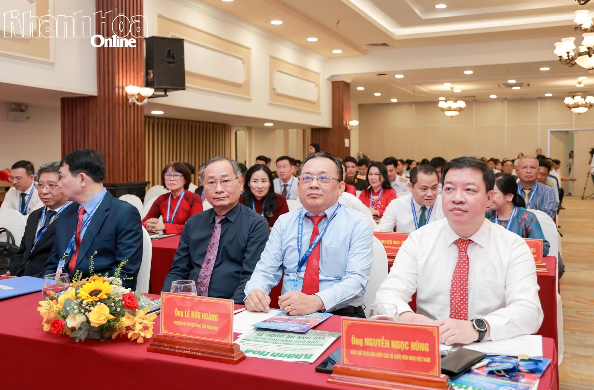 Đồng chí Nguyễn Ngọc Hùng và các đại biểu tham dự đại hội.