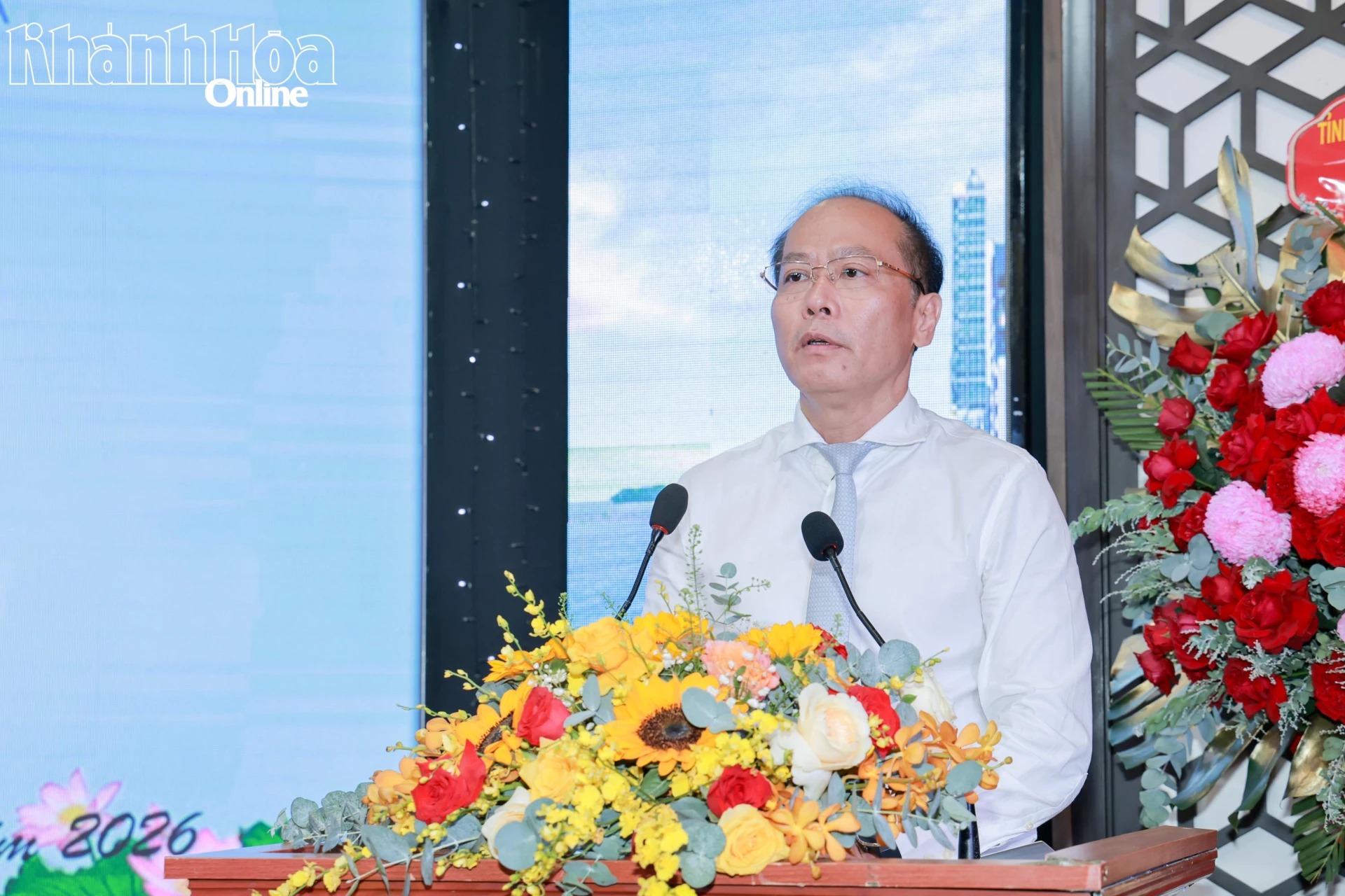 Đồng chí Nguyễn Khắc Hà phát biểu chúc mừng và định hướng cho hoạt động của Liên hiệp các tổ chức hữu nghị Khánh Hòa trong thời gian tới.  