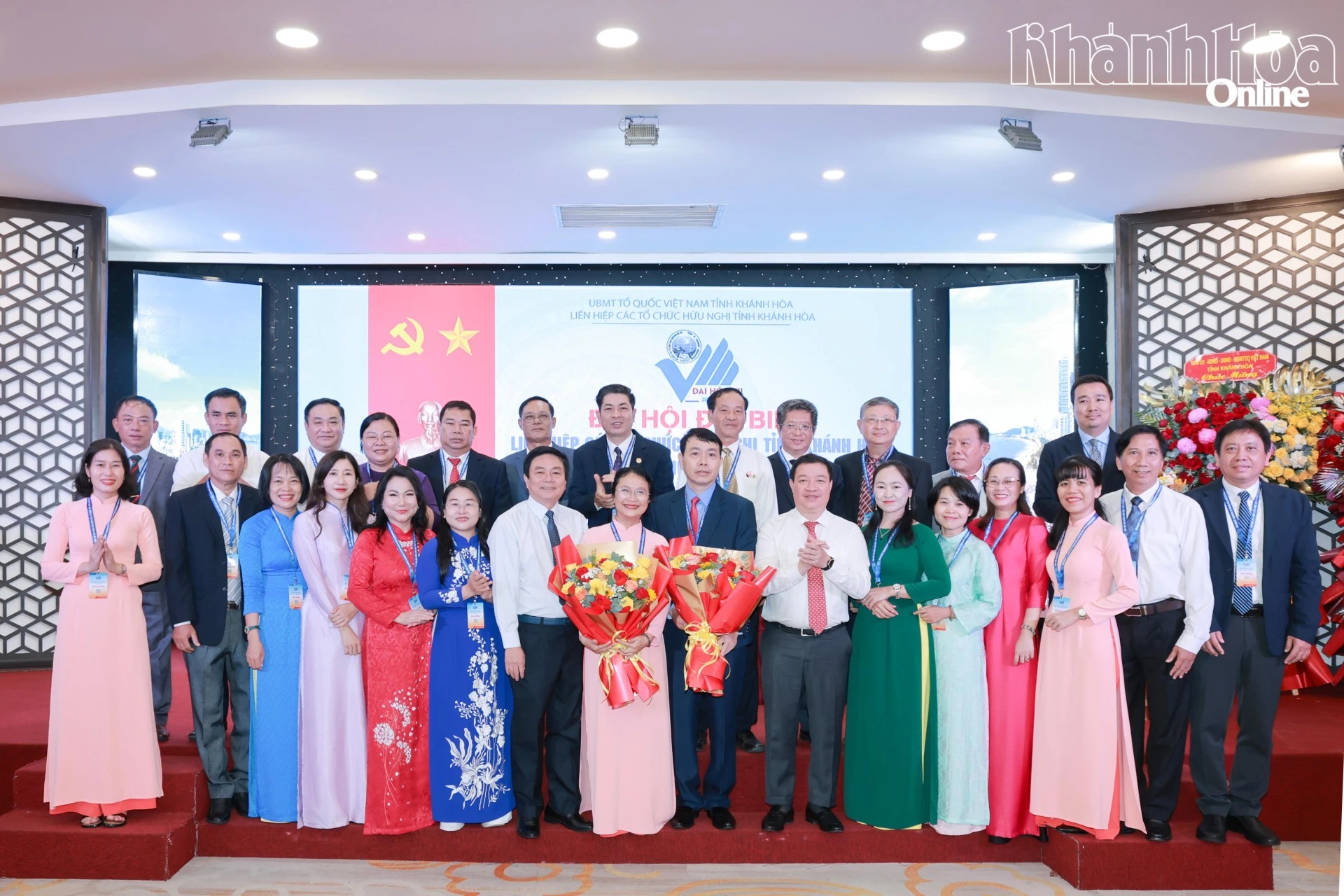 Đồng chí Nguyễn Ngọc Hùng và đồng chí Lữ Thanh Hải tặng hoa chúc mừng Ban Chấp hành Liên hiệp các tổ chức hữu nghị Khánh Hòa nhiệm kỳ 2026 - 2031 ra mắt đại hội.