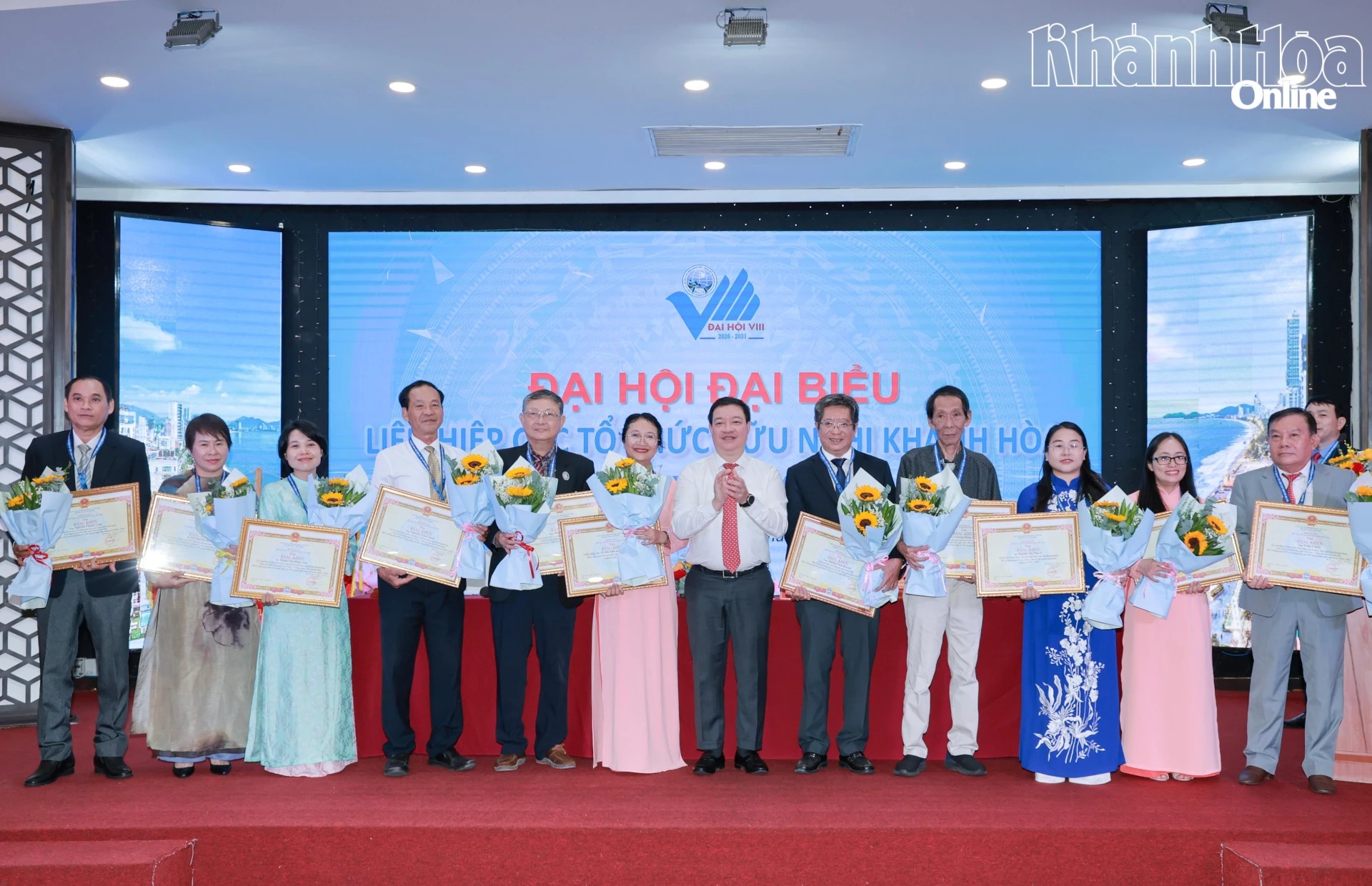 Đồng chí Lữ Thanh Hải trao bằng khen của UBND tỉnh tặng các tập thể, cá nhân.