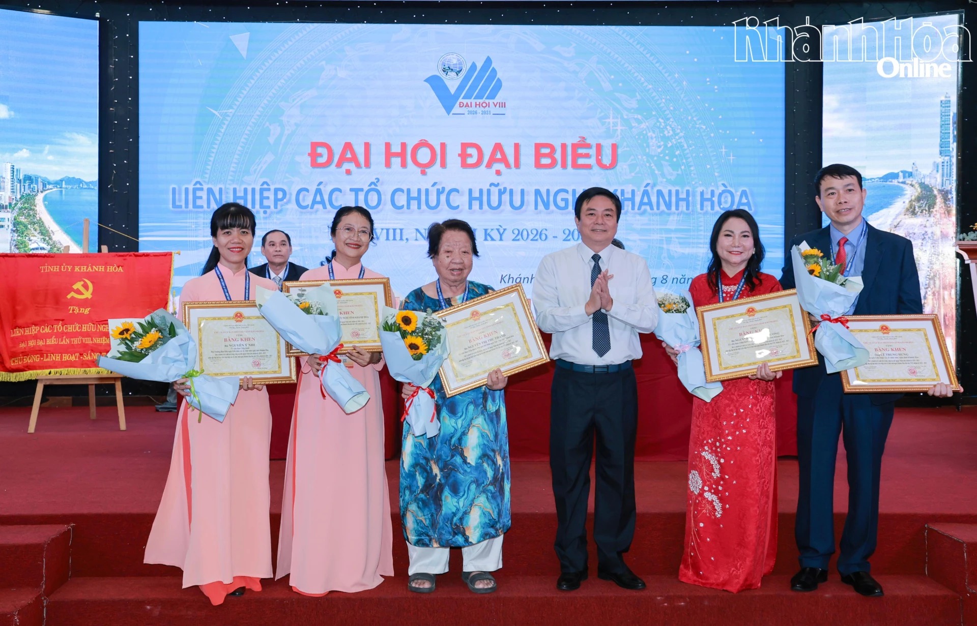 Đồng chí Lữ Thanh Hải trao bằng khen của UBND tỉnh tặng các tập thể, cá nhân.