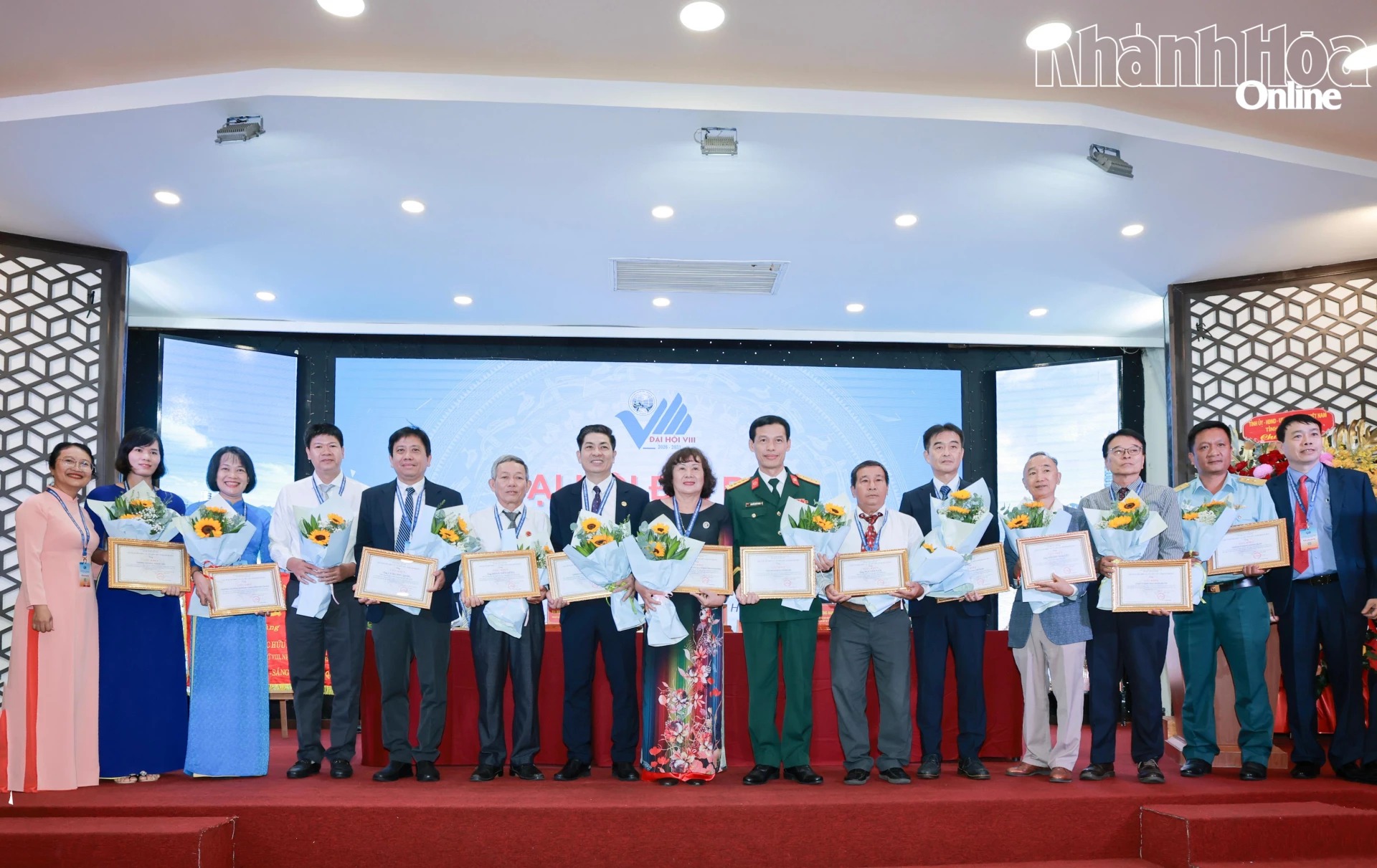 Lãnh đạo Liên hiệp các tổ chức hữu nghị Khánh Hòa trao giấy khen tặng các tập thể, cá nhân.