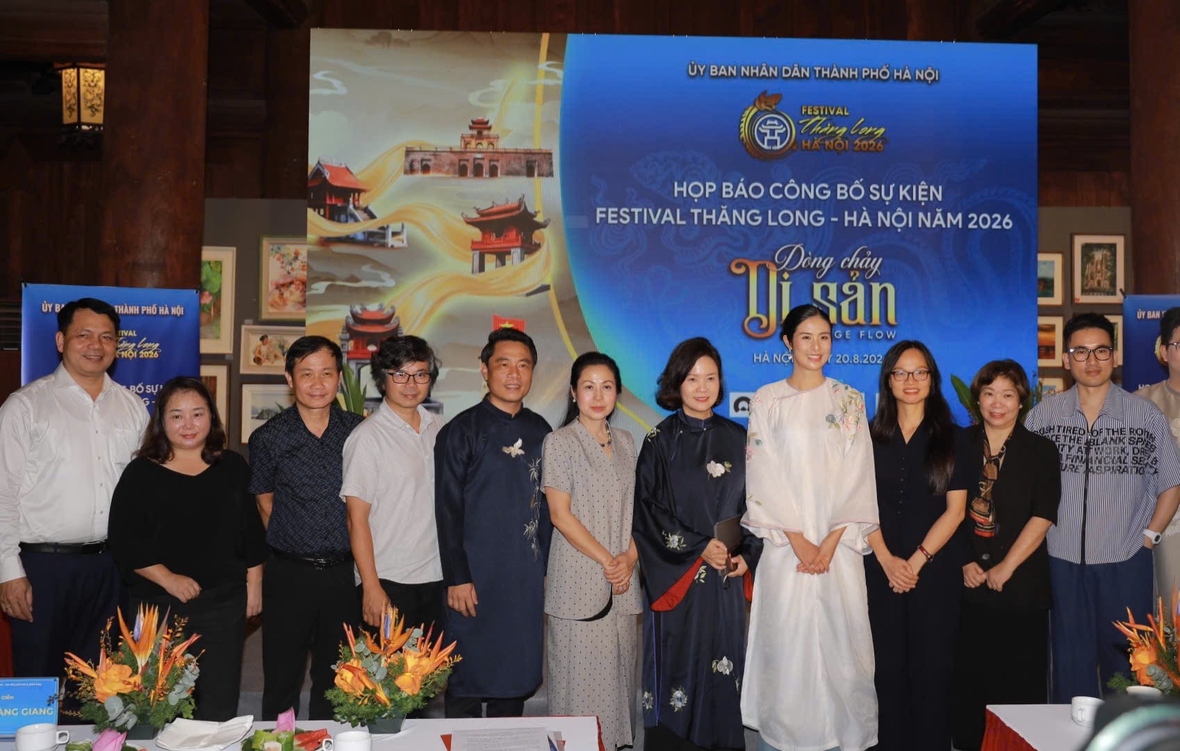 Các đại biểu chụp ảnh lưu niệm tại chương trình. (Ảnh: T.L)