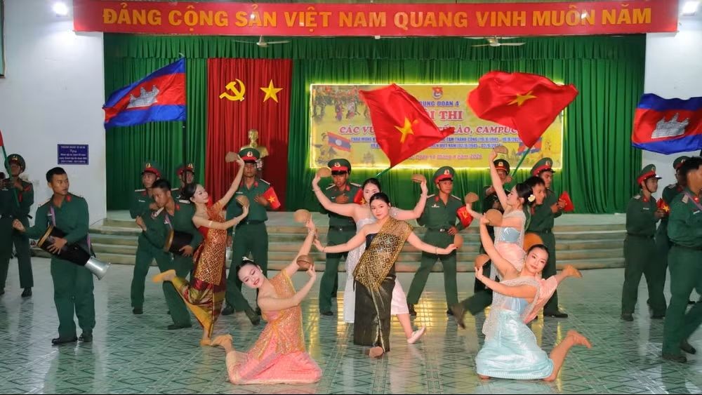 Soldiers and young women from a twinned unit perform a dance from a neighboring country (Photo: Nhut Luan/People's Newspaper). Soldiers and young women from a twinned unit perform a dance from a neighboring country (Photo: Nhut Luan/People's Newspaper).