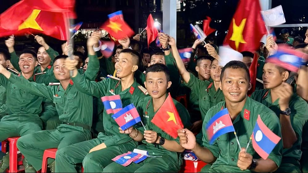 Soldiers enthusiastically cheer on their comrades (Photo: Nhut Luan/People's Newspaper). Soldiers enthusiastically cheer on their comrades (Photo: Nhut Luan/People's Newspaper).
