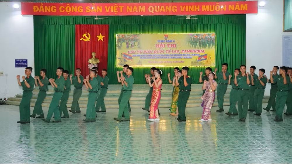 A lively atmosphere at the barracks (Photo: Nhut Luan/People's Newspaper). A lively atmosphere at the barracks (Photo: Nhut Luan/People's Newspaper).