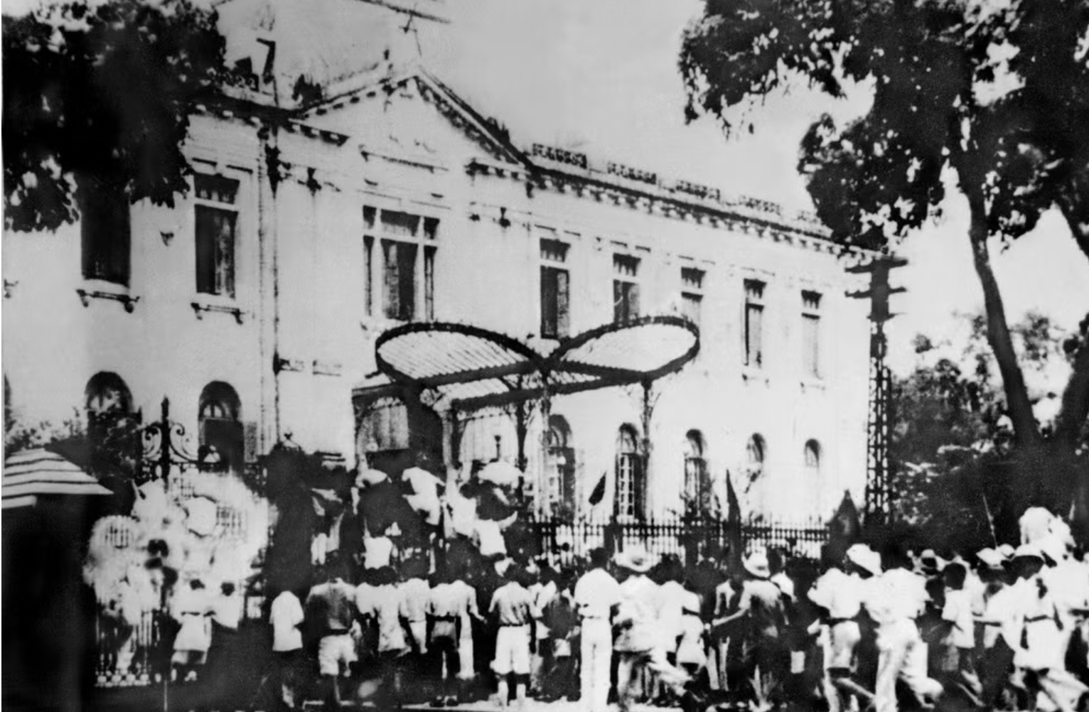 1945年8月19日,河内数十万群众和自卫队攻占了法国傀儡政权在北圻的首脑机关——钦差府(北部府),标志着河内总起义取得胜利,并拉开了越南全国八月革命胜利的序幕。 1945年8月19日,河内数十万群众和自卫队攻占了法国傀儡政权在北圻的首脑机关——钦差府(北部府),标志着河内总起义取得胜利,并拉开了越南全国八月革命胜利的序幕。