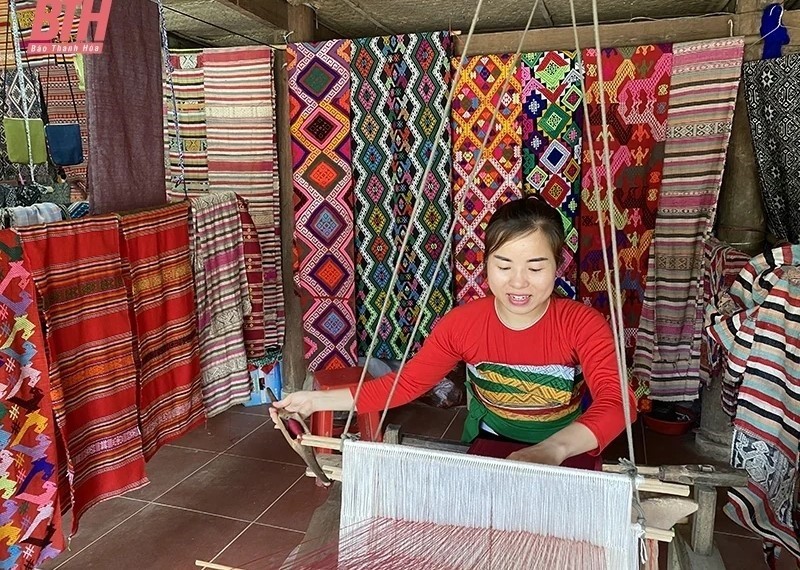 In Pu Luong Commune, Muong Kho brocade weaving is a three-star OCOP product. In Pu Luong Commune, Muong Kho brocade weaving is a three-star OCOP product.