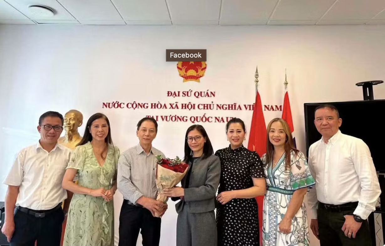Vietnamese Ambassador to Norway Le Thi Thu (center) meets with representatives of the Vietnamese community in Oslo. (Photo: Provided by the Vietnamese Embassy in Norway) Vietnamese Ambassador to Norway Le Thi Thu (center) meets with representatives of the Vietnamese community in Oslo. (Photo: Provided by the Vietnamese Embassy in Norway)