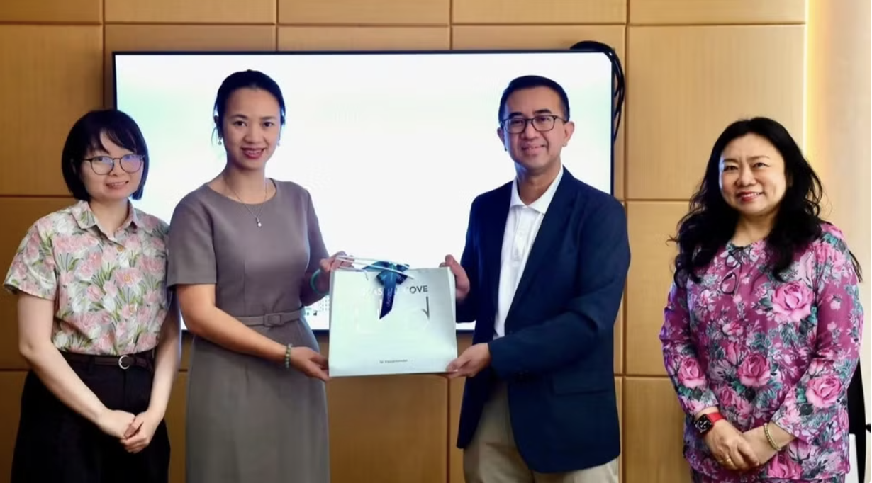 Dr. Hazri Kifle, Vice-Chancellor-General of the National University of Brunei Darussalam, presents a gift to Ambassador Do Thuy Duong. (Photo: Provided by the Vietnamese Embassy in Brunei) Dr. Hazri Kifle, Vice-Chancellor-General of the National University of Brunei Darussalam, presents a gift to Ambassador Do Thuy Duong. (Photo: Provided by the Vietnamese Embassy in Brunei)