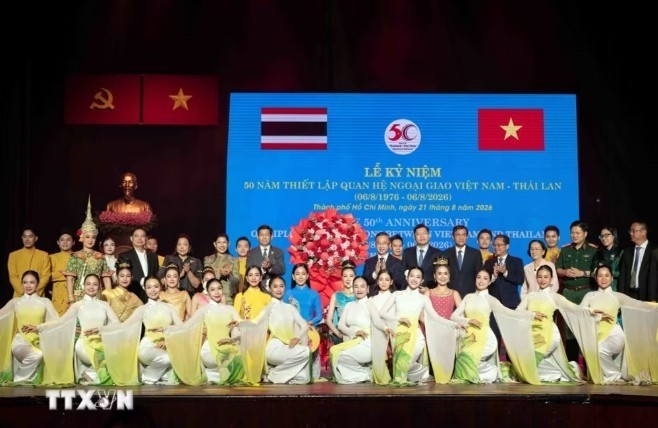  Ho Chi Minh City leaders and Thai delegates pose for a group photo with Vietnamese and Thai artists. (Photo: VNA)