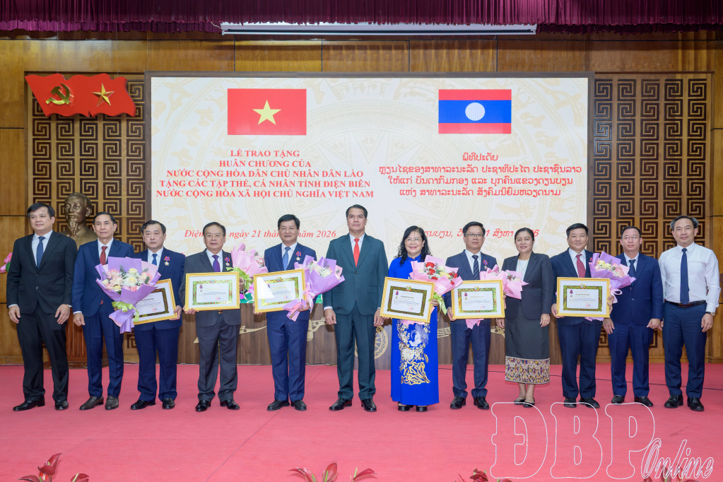 Lãnh đạo tỉnh Điện Biên và tỉnh Bo Kẹo chụp ảnh lưu niệm cùng các đồng chí được nhận Huân chương Tự do hạng III.