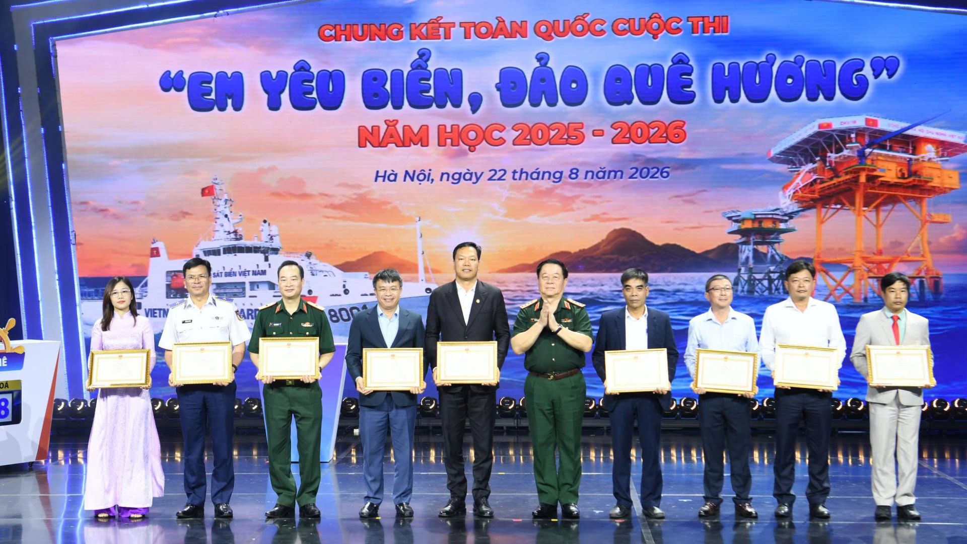 Đại tướng Nguyễn Trọng Nghĩa trao Bằng khen của Bộ trưởng Bộ Quốc phòng cho các tập thể có thành tích xuất sắc trong tổ chức cuộc thi. Đại tướng Nguyễn Trọng Nghĩa trao Bằng khen của Bộ trưởng Bộ Quốc phòng cho các tập thể có thành tích xuất sắc trong tổ chức cuộc thi.