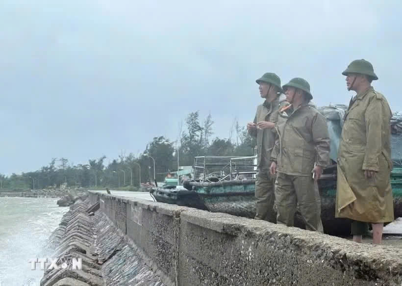 Lực lượng Công an đặc khu Bạch Long Vĩ kiểm tra khu vực âu tàu tránh trú bão. Ảnh: TTXVN phát. Lực lượng Công an đặc khu Bạch Long Vĩ kiểm tra khu vực âu tàu tránh trú bão. Ảnh: TTXVN phát.