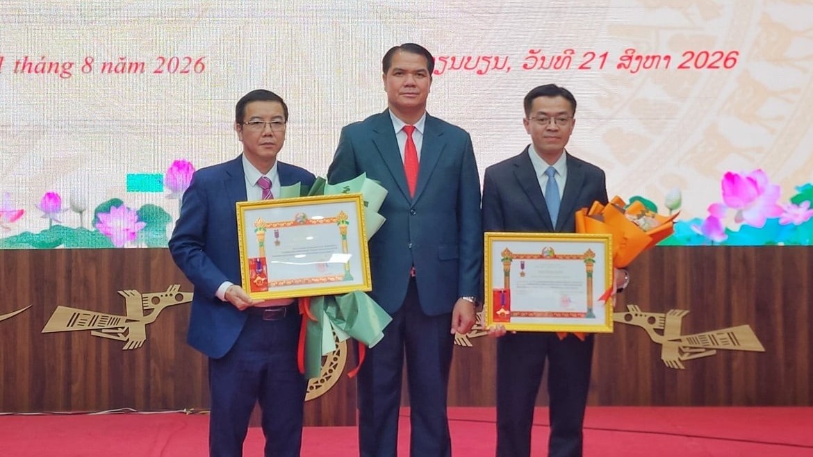 ລາວມອບຫຼຽນໄຊໃຫ້ 2 ຄະນະ ແລະ 8 ບຸກຄົນຂອງແຂວງດ້ຽນບຽນ