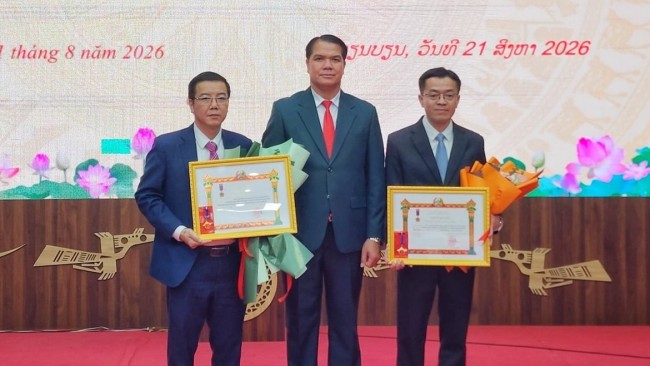 ລາວມອບຫຼຽນໄຊໃຫ້ 2 ຄະນະ ແລະ 8 ບຸກຄົນຂອງແຂວງດ້ຽນບຽນ