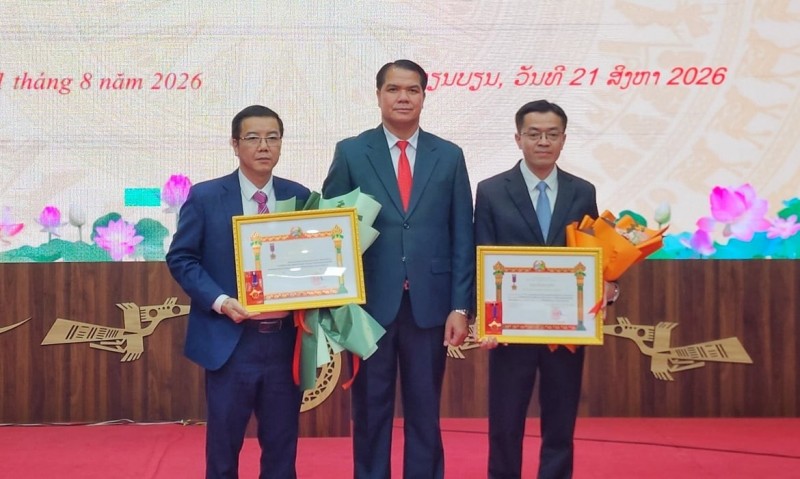 ລາວມອບຫຼຽນໄຊໃຫ້ 2 ຄະນະ ແລະ 8 ບຸກຄົນຂອງແຂວງດ້ຽນບຽນ