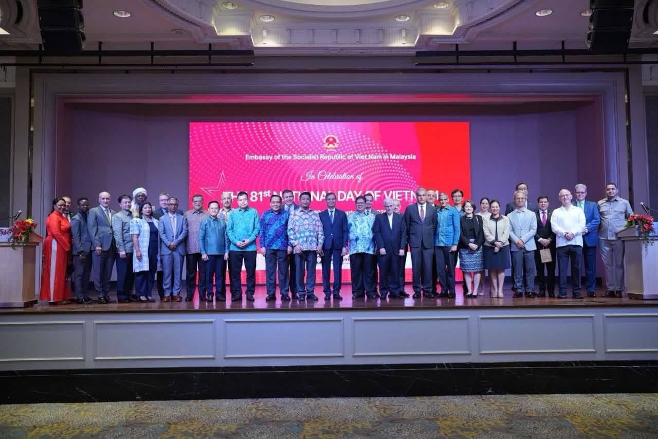 Ambassador Dinh Ngoc Linh and diplomatic corps representatives at the ceremony. Ambassador Dinh Ngoc Linh and diplomatic corps representatives at the ceremony.
