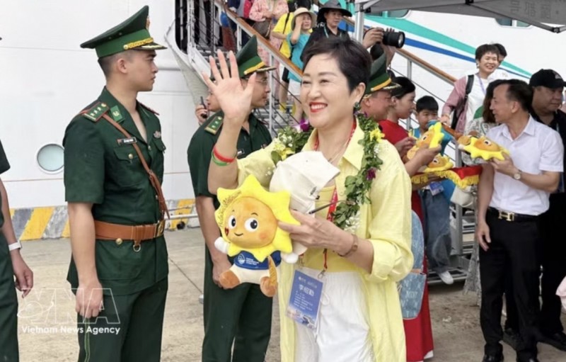 Cruise tourists arrive in Quang Ninh aboard the Adora Magic City cruise ship (Photo: VNA)