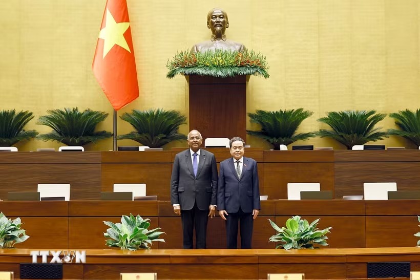 Chủ tịch Quốc hội Trần Thanh Mẫn cùng Chủ tịch Quốc hội Cộng hòa Côte d’Ivoire Patrick Achi tham quan Hội trường Diên Hồng nhà Quốc hội. (Ảnh: Doãn Tấn/TTXVN) Chủ tịch Quốc hội Trần Thanh Mẫn cùng Chủ tịch Quốc hội Cộng hòa Côte d’Ivoire Patrick Achi tham quan Hội trường Diên Hồng nhà Quốc hội. (Ảnh: Doãn Tấn/TTXVN)