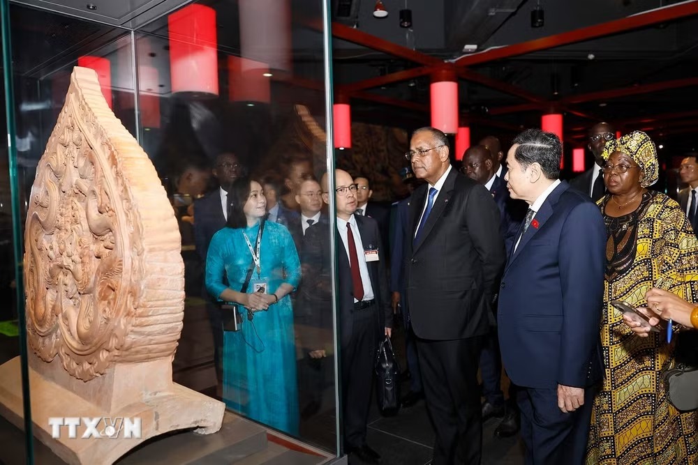 Chủ tịch Quốc hội Trần Thanh Mẫn cùng Chủ tịch Quốc hội Cộng hòa Côte d’Ivoire Patrick Achi tham quan Khu trưng bày khảo cổ dưới lòng tòa nhà Quốc hội. (Ảnh: Doãn Tấn/TTXVN) Chủ tịch Quốc hội Trần Thanh Mẫn cùng Chủ tịch Quốc hội Cộng hòa Côte d’Ivoire Patrick Achi tham quan Khu trưng bày khảo cổ dưới lòng tòa nhà Quốc hội. (Ảnh: Doãn Tấn/TTXVN)