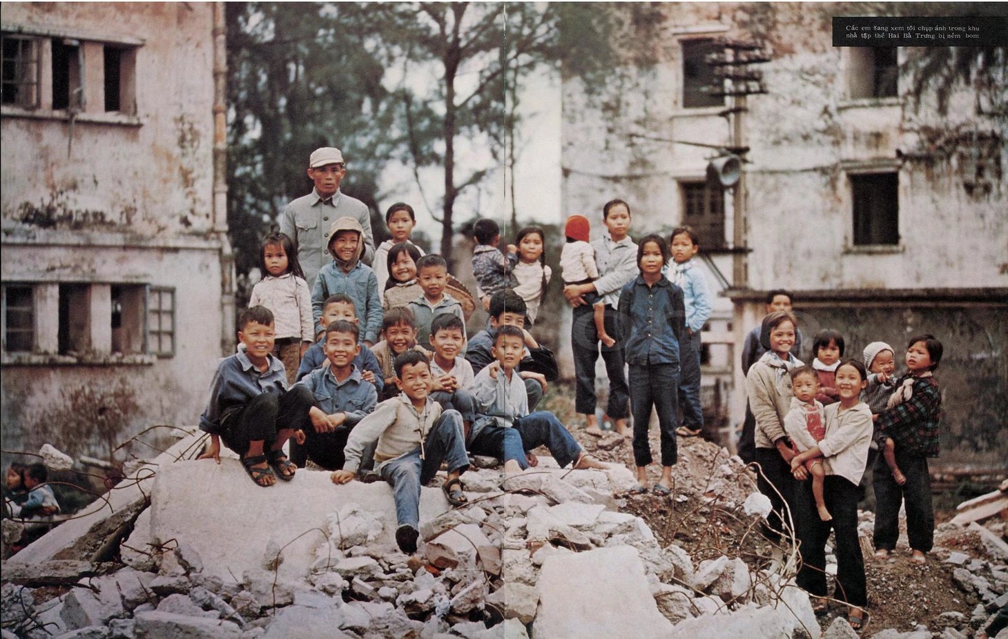 Các em nhỏ ở khu nhà tập thể Hai Bà Trưng, Hà Nội vừa bị ném bom - Ảnh: Ishikawa Bun'yo Các em nhỏ ở khu nhà tập thể Hai Bà Trưng, Hà Nội vừa bị ném bom - Ảnh: Ishikawa Bun'yo