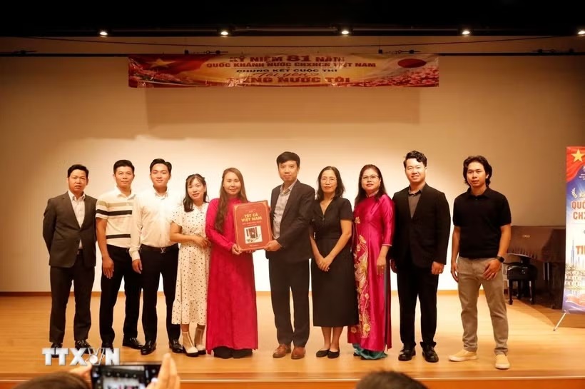 Tổng lãnh sự quán Việt Nam tại Osaka tặng cho Ban Tổ chức bộ sách về Việt Nam. (Ảnh: Nguyễn Tuyến/TTXVN)