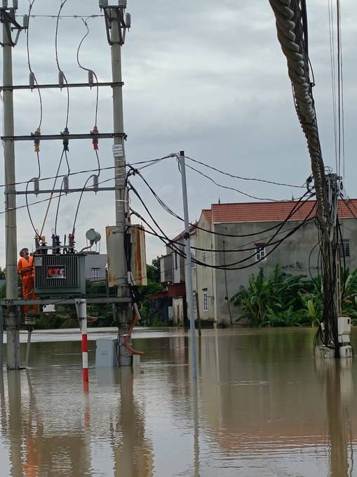 Nhân viên Điện lực Yên Thế (CTĐL Bắc Ninh) kiểm tra lưới điện tại khu vực ngập lụt, bảo đảm an toàn trong quá trình ứng phó và khắc phục ảnh hưởng của bão số 4.