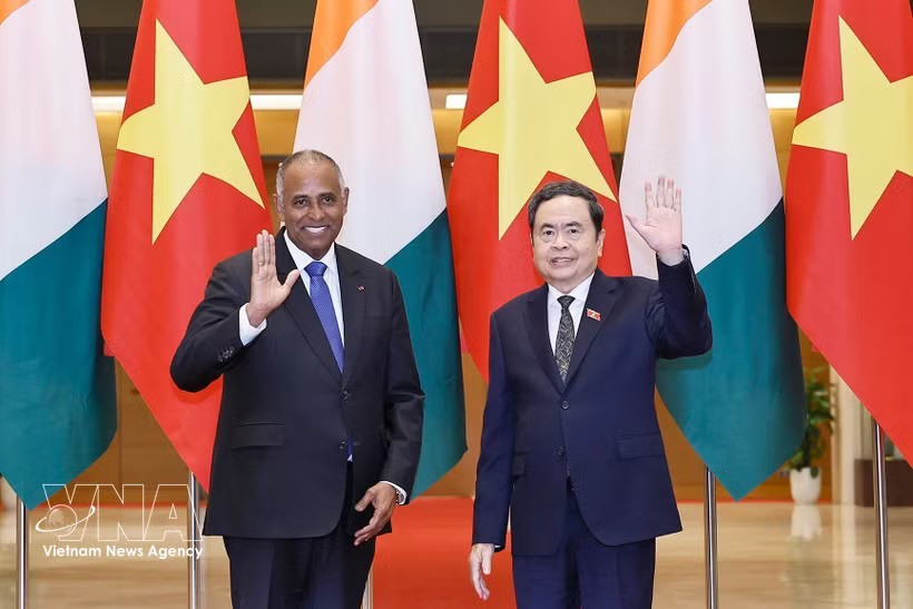 National Assembly President Tran Thanh Man (right) and his Côte d’Ivoire counterpart Patrick Achi in Hanoi on August 23 (Photo:VNA) National Assembly President Tran Thanh Man (right) and his Côte d’Ivoire counterpart Patrick Achi in Hanoi on August 23 (Photo:VNA)