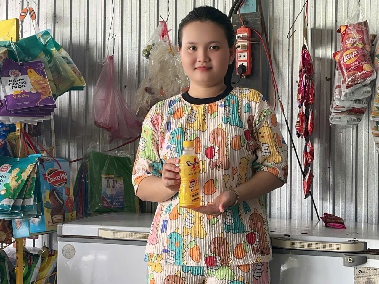 Ms. Le Thi Ngoc Trang at her small shop in An Giang—the place where the story of her winning 50 million VND after tearing off a Number 1 bottle label began to spread throughout the neighborhood (Photo courtesy of the subject).