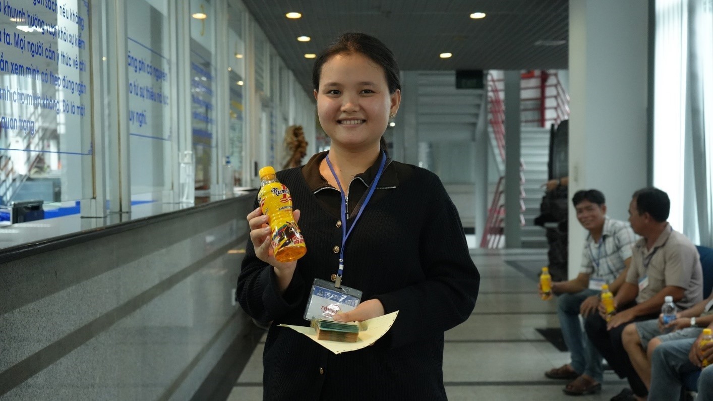 The joy of Ms. Trang as she and her family traveled over 300 km to personally receive a prize worth 50 million VND from Number 1 Energy Drink.