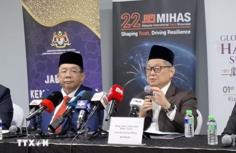 Abu Bakar Yusof (right), CEO of the Malaysia External Trade Development Corporation (MATRADE), and Dr. Sirajuddin bin Suhaimee (left), Director General of the Department of Islamic Development Malaysia (JAKIM).