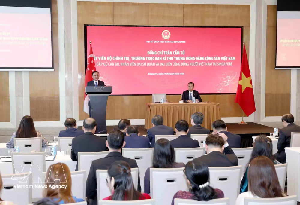 Politburo member and Standing member of the Communist Party of Vietnam Central Committee’s Secretariat Tran Cam Tu speaks at the meeting with the Vietnamese Embassy staff and Vietnamese community in Singapore on August 24. (Photo: VNA) Politburo member and Standing member of the Communist Party of Vietnam Central Committee’s Secretariat Tran Cam Tu speaks at the meeting with the Vietnamese Embassy staff and Vietnamese community in Singapore on August 24. (Photo: VNA)