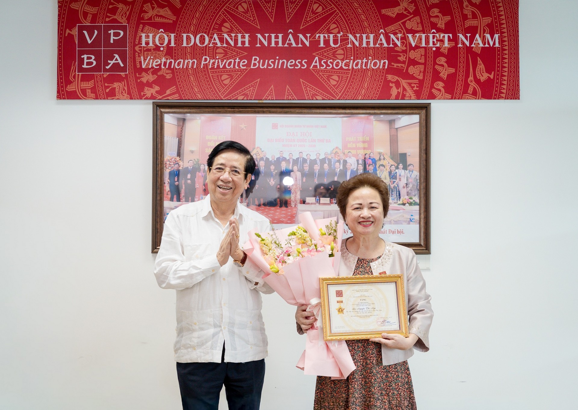 PGS.TS Nguyễn Trọng Điều trao kỷ niệm chương và hoa tặng Bà Nguyễn Thị Nga PGS.TS Nguyễn Trọng Điều trao kỷ niệm chương và hoa tặng Bà Nguyễn Thị Nga