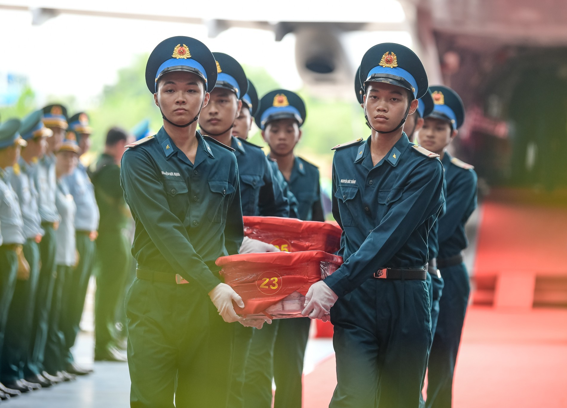 The Vietnam Academy of Science and Technology receives 7,104 biological samples from martyrs’ remains transferred from the Ho Chi Minh City Steering Committee for the Search, Recovery and Identification of Martyrs’ Remains to Hanoi for DNA testing and identification — Photo: Vietnam Academy of Science and Technology