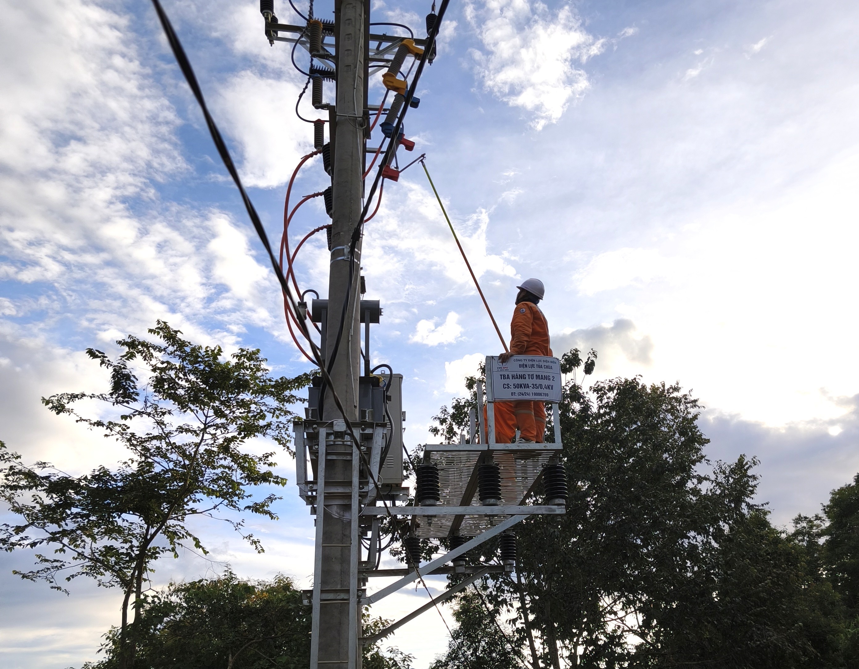Điện lực Tủa Chùa (Công ty Điện lực Điện Biên) đóng điện 3 trạm biến áp phục vụ Nhân dân đón Tết Độc lập 2/9 Điện lực Tủa Chùa (Công ty Điện lực Điện Biên) đóng điện 3 trạm biến áp phục vụ Nhân dân đón Tết Độc lập 2/9