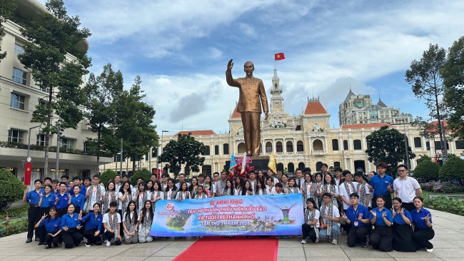 胡志明市第19届海外越南人青少年夏令营传承爱国传统