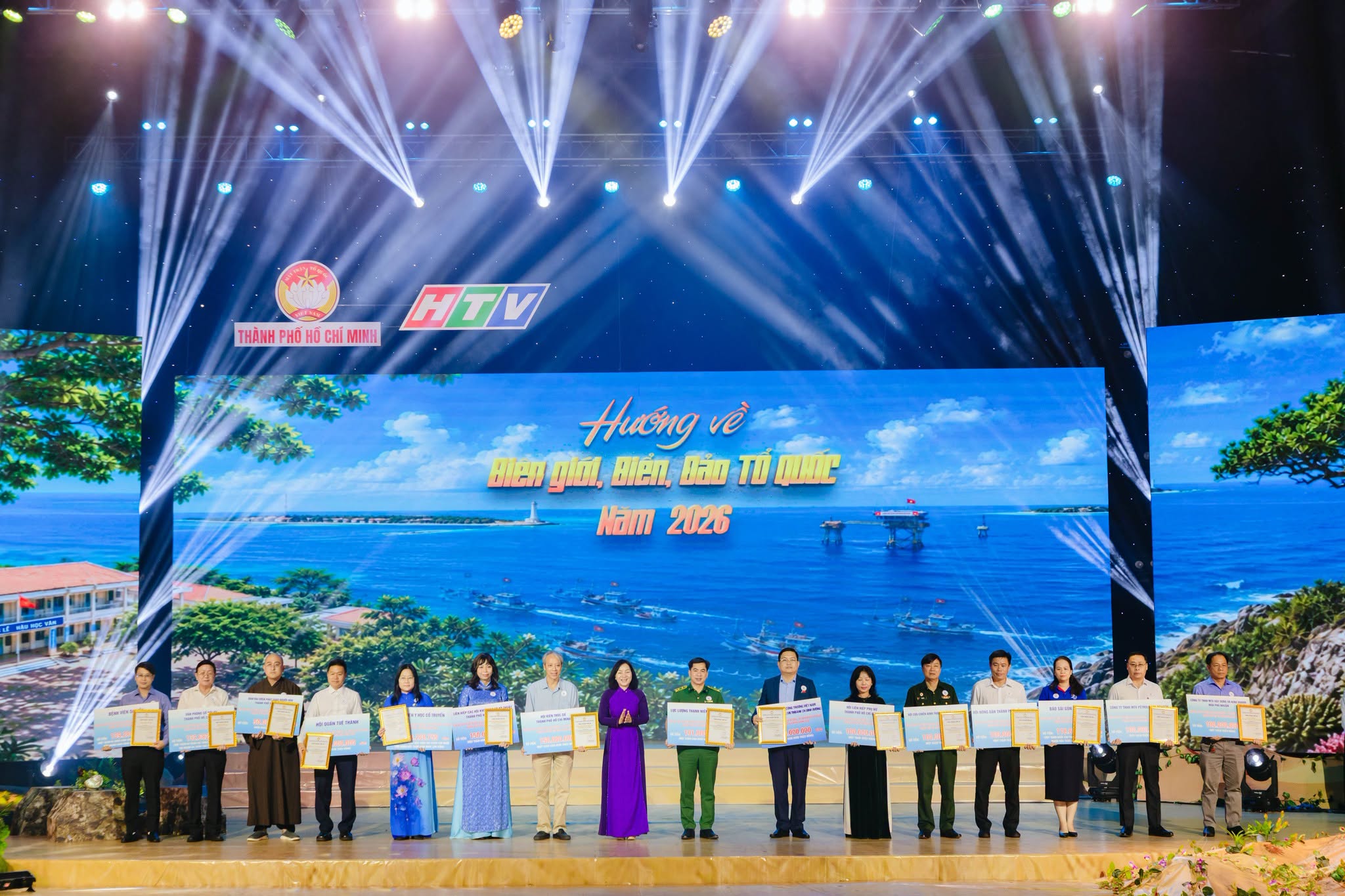 胡志明市投入数百亿越南盾援助边境海岛军民 胡志明市投入数百亿越南盾援助边境海岛军民