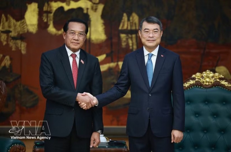 Prime Minister Le Minh Hung (R) and Vanhxay Phongsavanh, Politburo member, Chairman of the Lao People's Revolutionary Party (LPRP) Central Committee's Inspection Commission, President of the Lao State Inspection Authority, and Head of the Central Anti-Corruption Commission of Laos, in Hanoi on August 25, 2026. (Photo: VNA)