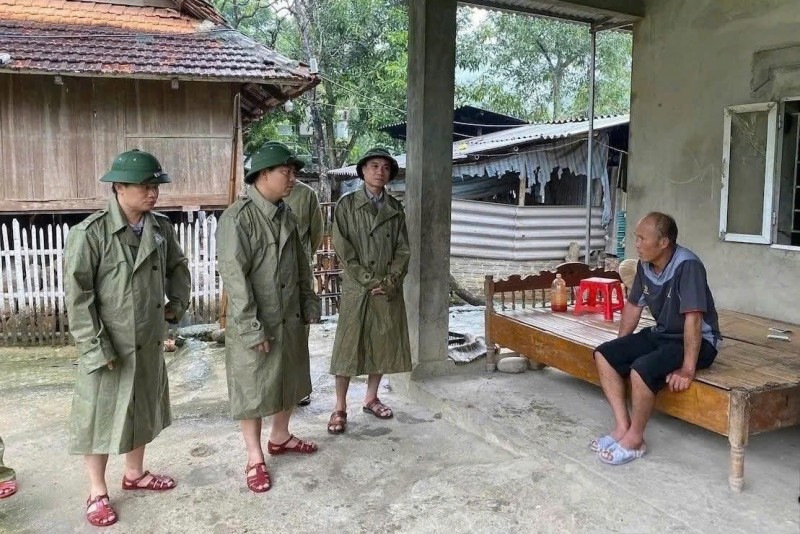 ពីចំពោះមុខស្ថានភាពនៃជំនន់ទឹកភ្លៀងដែលបន្តវិវឌ្ឍយ៉ាងស្មុគស្មាញ បណ្តាមូលដ្ឋាននៅ Thanh Hoa កំពុងម្ចាស់ការតាមដាន ក្តាប់ឱ្យបានច្បាស់នូវសភាពការណ៍ ពិនិត្យឡើងវិញនូវបណ្តាគ្រួសារប្រជាពលរដ្ឋដែលរស់នៅក្នុងតំបន់មានហានិភ័យខ្ពស់នៃការកើតមានការជន់លិច ជំនន់បំពង់ ជំនន់គំហុក និងការបាក់ដី ត្រៀមជាស្រេចក្នុងការដាក់ឱ្យដំណើរការនូវផែនការជម្លៀសនៅពេលចាំបាច់។ បណ្តាគ្រួសារដែលត្រូវជម្លៀស សុទ្ធសឹងតែត្រូវបានរៀបចំទីកន្លែងស្នាក់នៅប្រកបដោយសុវត្ថិភាព នៅតាមទីតាំងរាបស្មើ និងខ្ពស់ស្រឡះ ដូចជា សាលាវប្បធម៌ភូមិ ចំណុចសាលារៀន ឬស្នាក់នៅបណ្តោះអាសន្ននៅផ្ទះសាច់ញាតិ។ បណ្តាមូលដ្ឋានក៏បានចាត់តាំងកងកម្លាំងដើម្បីធានាសន្តិសុខសណ្តាប់ធ្នាប់ សុវត្ថិភាពមនុស្ស និងទ្រព្យសម្បត្តិ ព្រមទាំងត្រៀមស្បៀងអាហារ អាហារូបត្ថម្ភ និងគ្រឿងឧបភោគបរិភោគចាំបាច់ ដើម្បីផ្គត់ផ្គង់ជូនប្រជាពលរដ្ឋឱ្យបានទាន់ពេលវេលា ក្នុងកំឡុងពេលជម្លៀស។ ការម្ចាស់ការជម្លៀសប្រជាពលរដ្ឋចេញពីតំបន់គ្រោះថ្នាក់ កំពុងត្រូវបានបណ្តាមូលដ្ឋានកំណត់ថាជាដំណោះស្រាយដ៏សំខាន់ សំដៅកាត់បន្ថយឱ្យបានដល់កម្រិតទាបបំផុតនូវការខូចខាតមនុស្ស និងទ្រព្យសម្បត្តិ ដែលបង្កឡើងដោយជំនន់ទឹកភ្លៀង៕