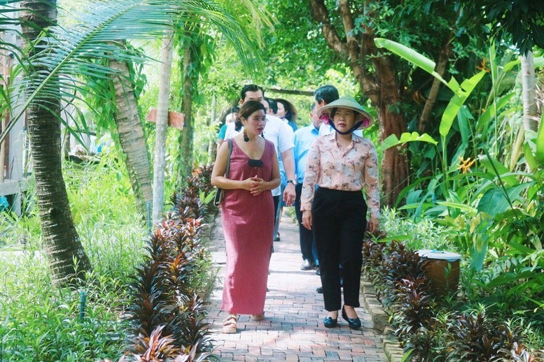 អនុប្រធានគណៈកម្មាធិការប្រជាជនទីក្រុង Can Tho លោកស្រី Nguyen Thi Ngoc Diep ខាងស្តាំ ចុះពិនិត្យជាក់ស្តែងនៅរមណីយដ្ឋានសម្រាកលំហែកាយ Me Kong Silt។